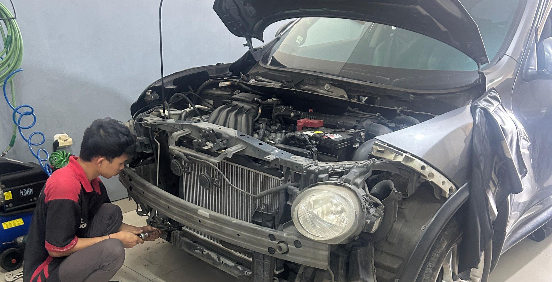 Teknisi bengkel ac mobil resmi standar dealer sedang bekerja